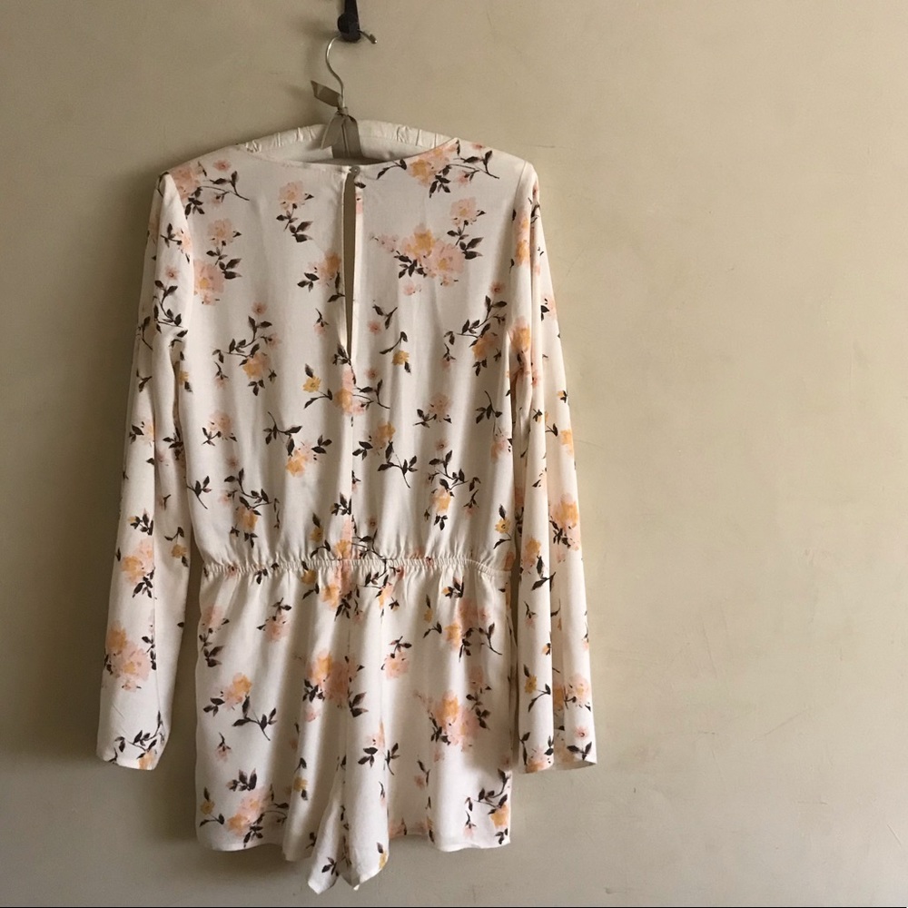 ❗️SOLD❗️Lovely Floral Print Romper - Picture 4 of 7